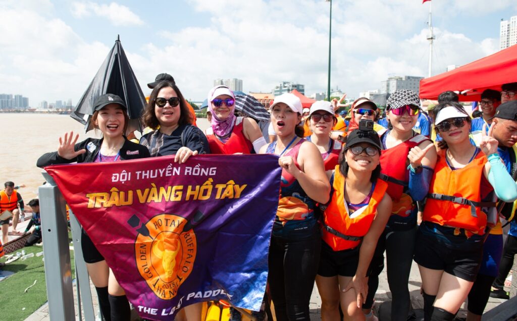 Đội thuyền rồng Trâu Vàng Hồ Tây tranh tài tại Lễ hội Sông nước TP.HCM lần thứ Nhất 2023