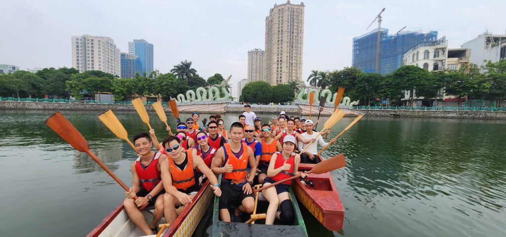 Đội Trâu Vàng Hồ Tây khẩn trương tập luyện cho Giải Bơi chải thuyền rồng Hà Nội 2023